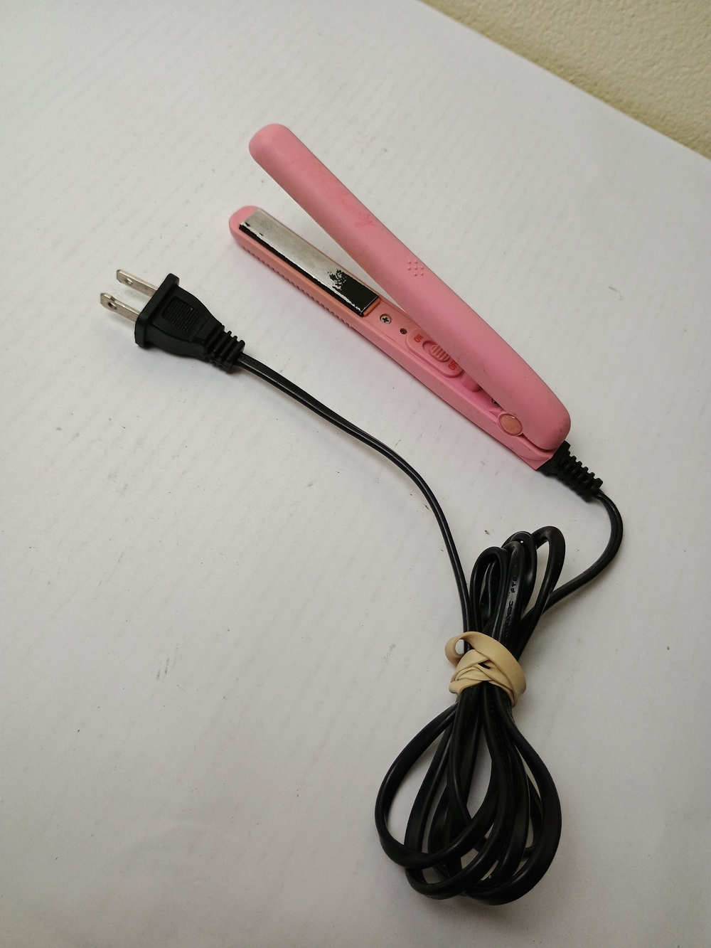 Compact Pink Mini Hair Straightener for Women - Travel-Friendly Flat Iron